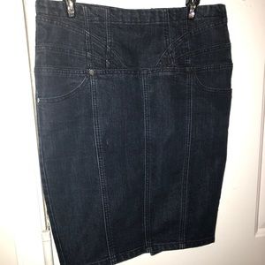 Lady's Dark-Wash Denim Skirt!!​
